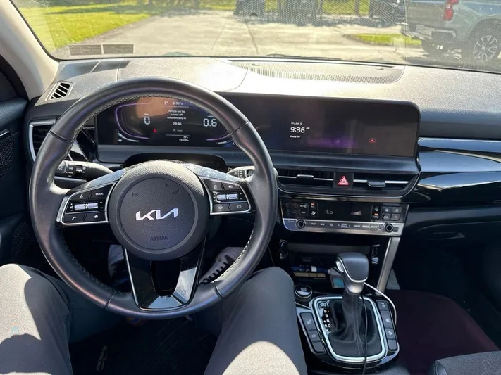 2025 Kia Seltos - view 6