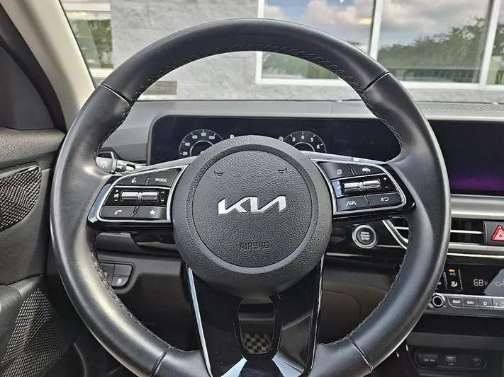 2024 Kia Seltos - view 2