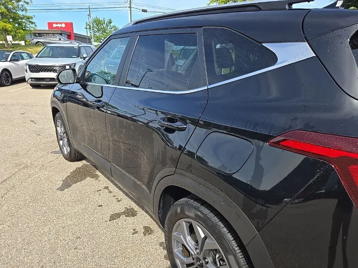 2024 Kia Seltos - view 2