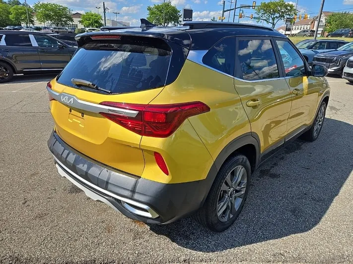 2022 Kia Seltos - view 3