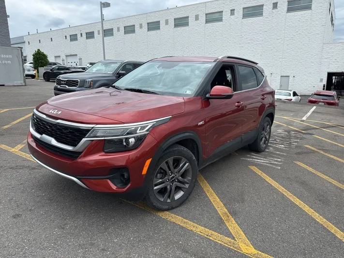 2023 Kia Seltos - view 3