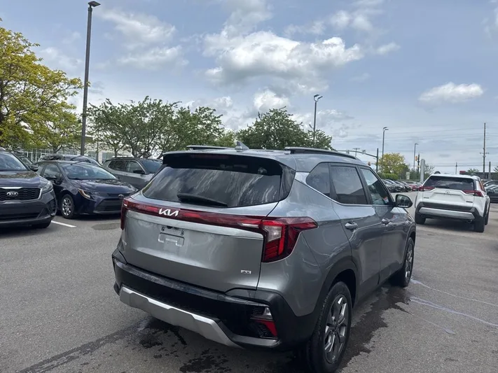 2024 Kia Seltos - view 3