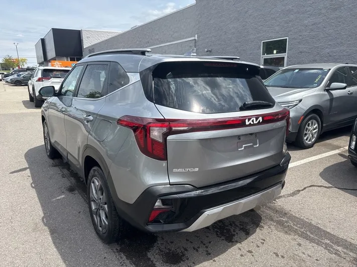2024 Kia Seltos - view 5