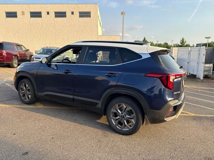 2024 Kia Seltos - view 4