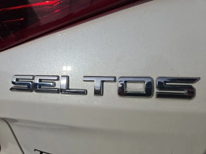 2021 Kia Seltos - view 6