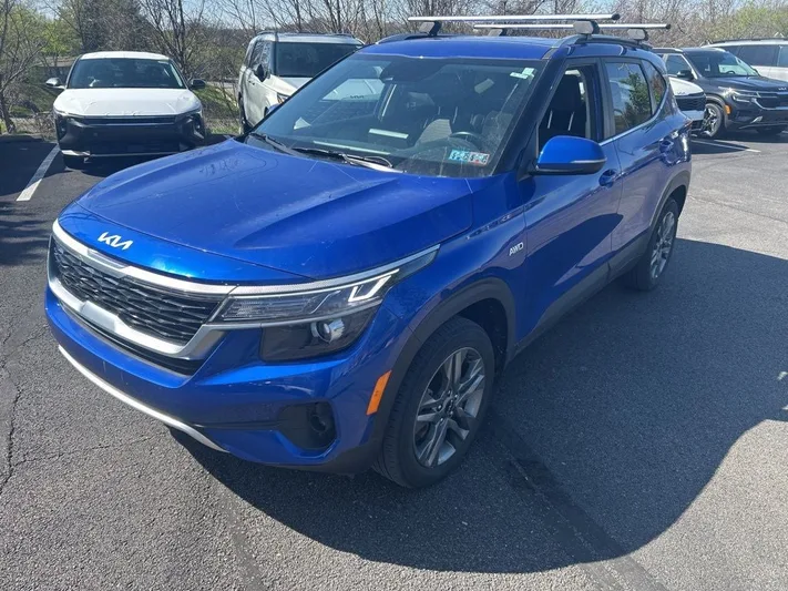 2023 Kia Seltos - view 3