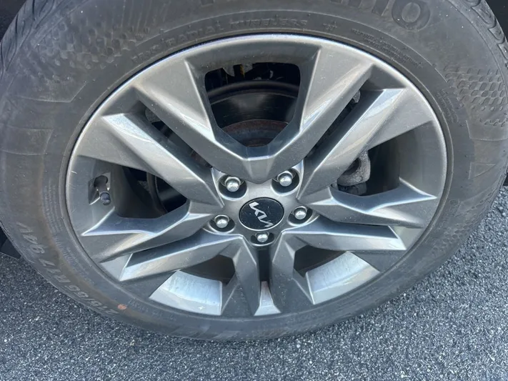 2023 Kia Seltos - view 4