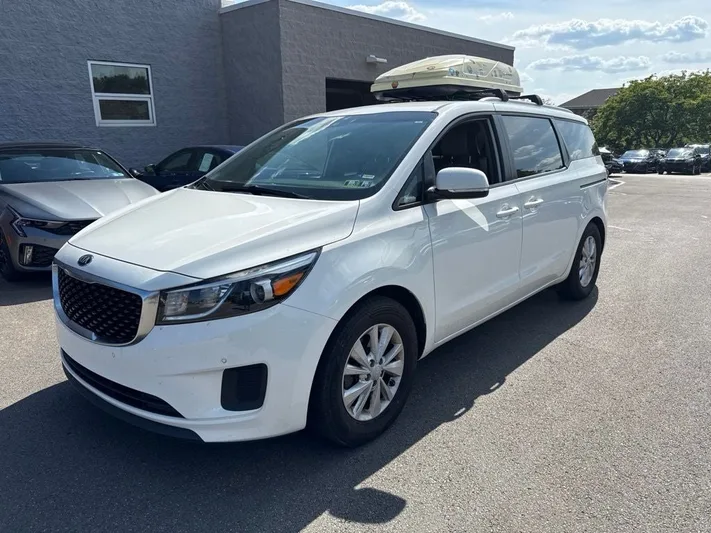 2017 Kia Sedona - view 3