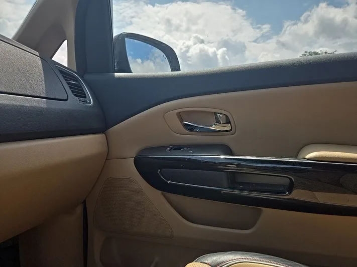 2018 Kia Sedona - view 23