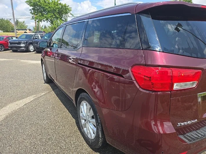 2018 Kia Sedona - view 7