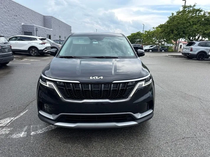 2023 Kia Carnival - view 2