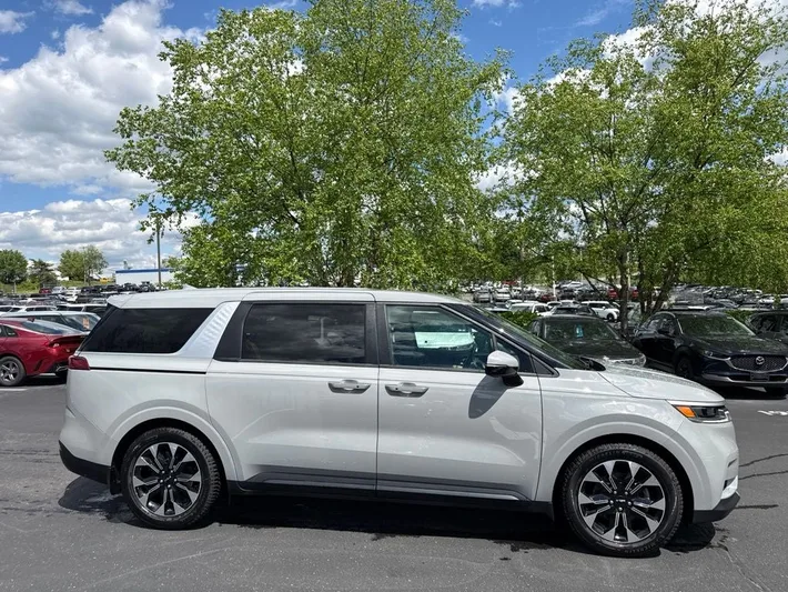 2024 Kia Carnival - view 2