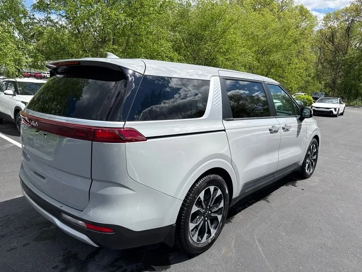 2024 Kia Carnival - view 3
