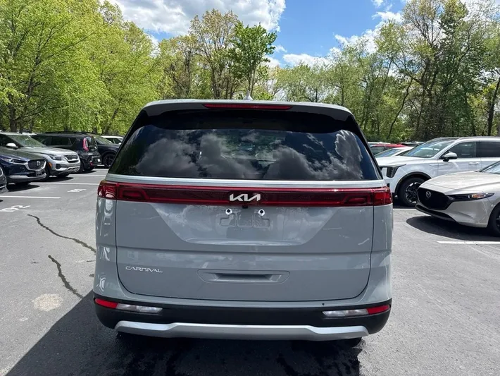 2024 Kia Carnival - view 4