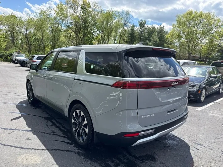2024 Kia Carnival - view 5