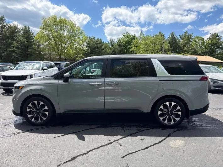 2024 Kia Carnival - view 6