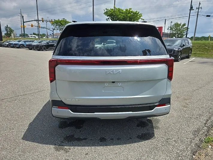 2025 Kia Carnival - view 4