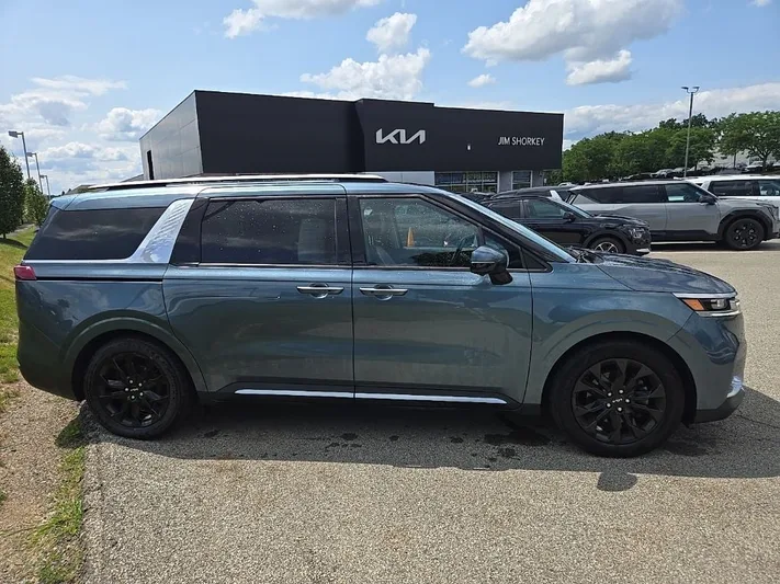 2022 Kia Carnival - view 2