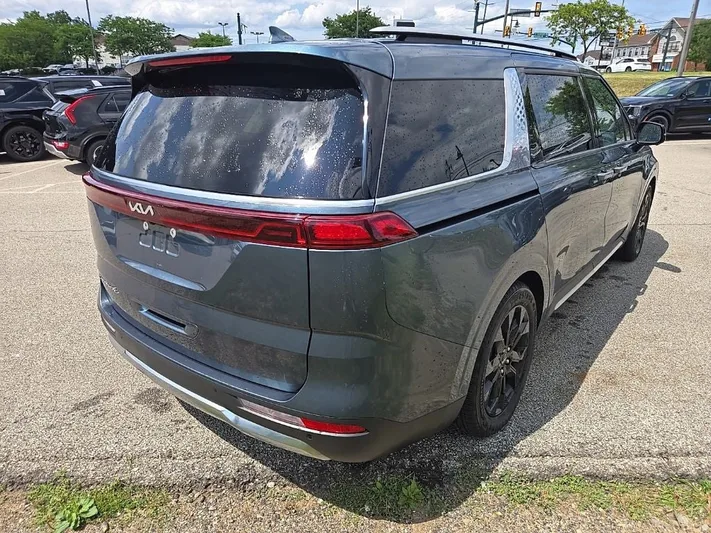 2022 Kia Carnival - view 3