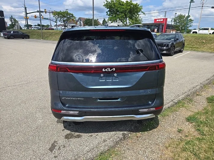 2022 Kia Carnival - view 4