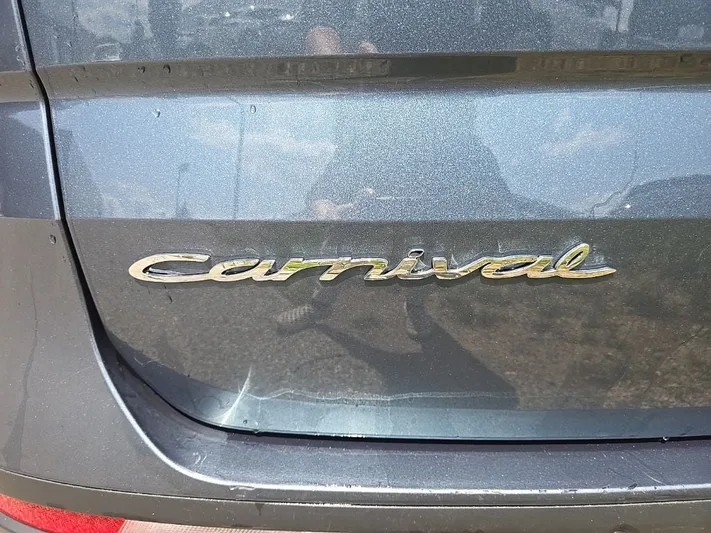 2022 Kia Carnival - view 6