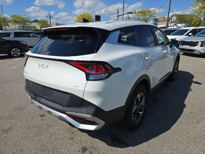 2023 Kia Sportage - view 3