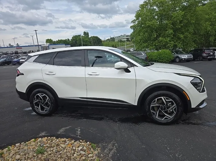 2025 Kia Sportage - view 2