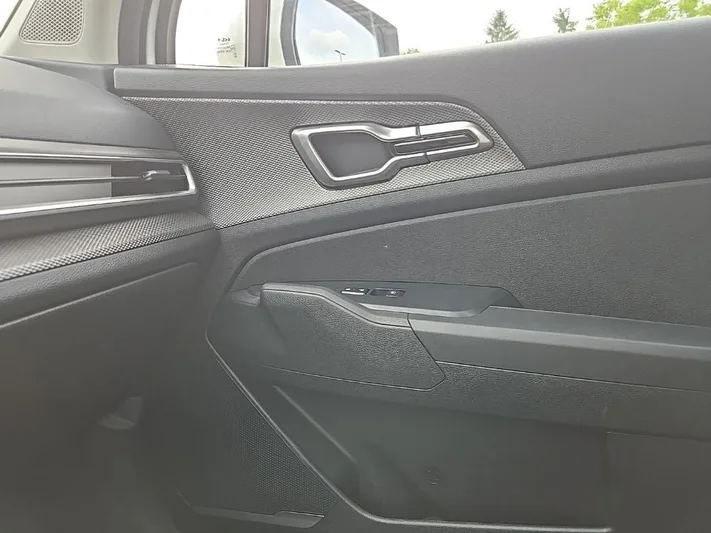 2025 Kia Sportage - view 25