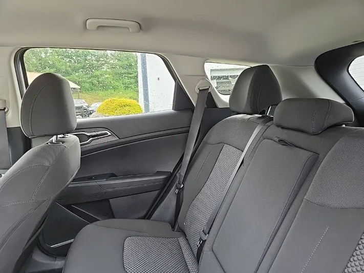 2025 Kia Sportage - view 31