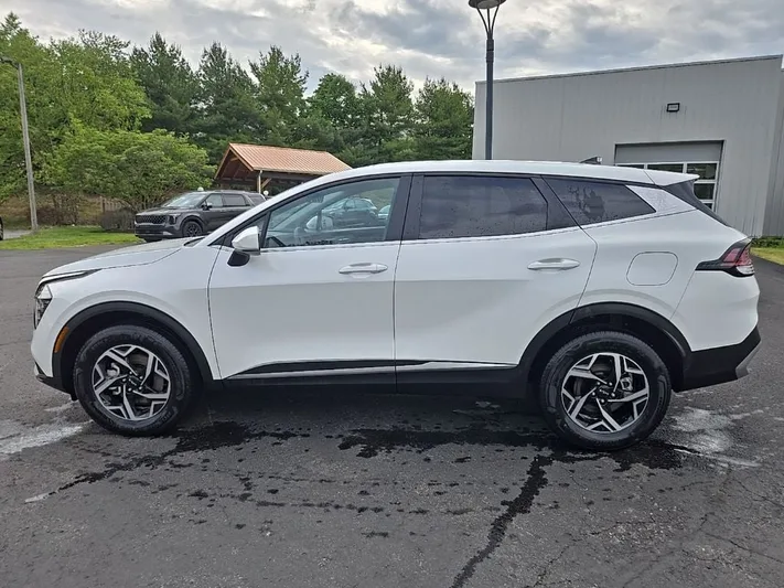 2025 Kia Sportage - view 7