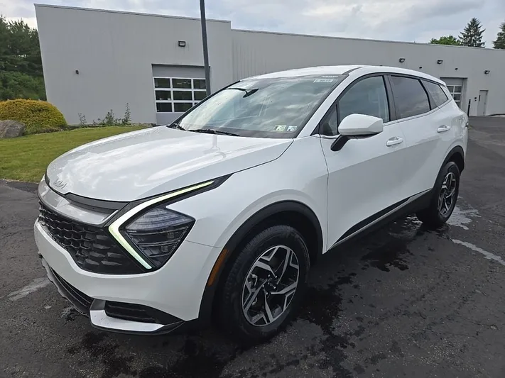 2025 Kia Sportage - view 9