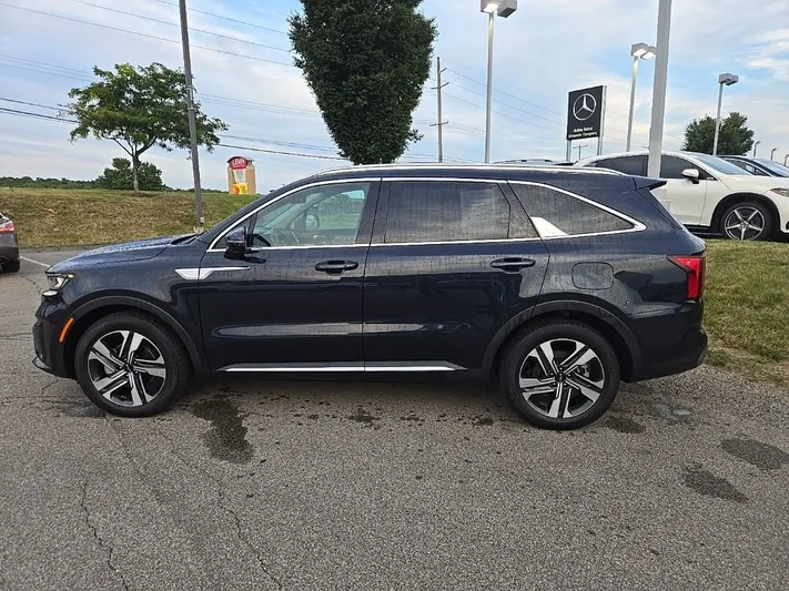 2023 Kia Sorento - view 10