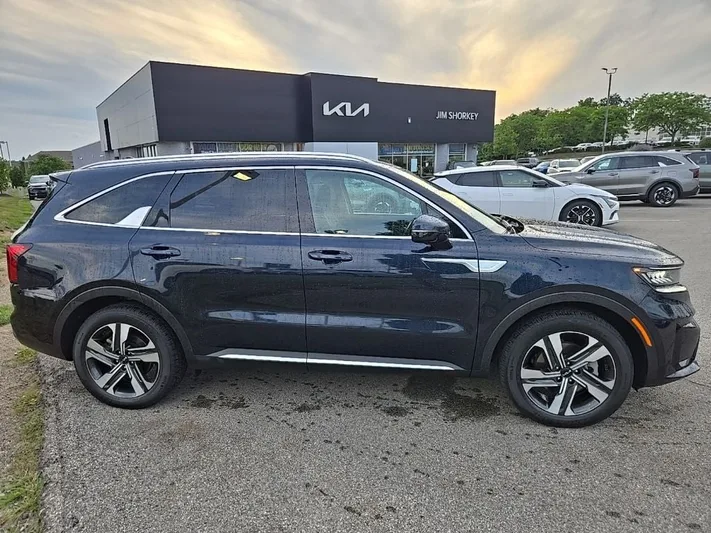 2023 Kia Sorento - view 2