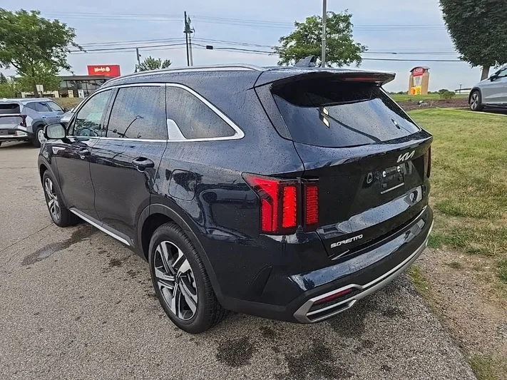 2023 Kia Sorento - view 9