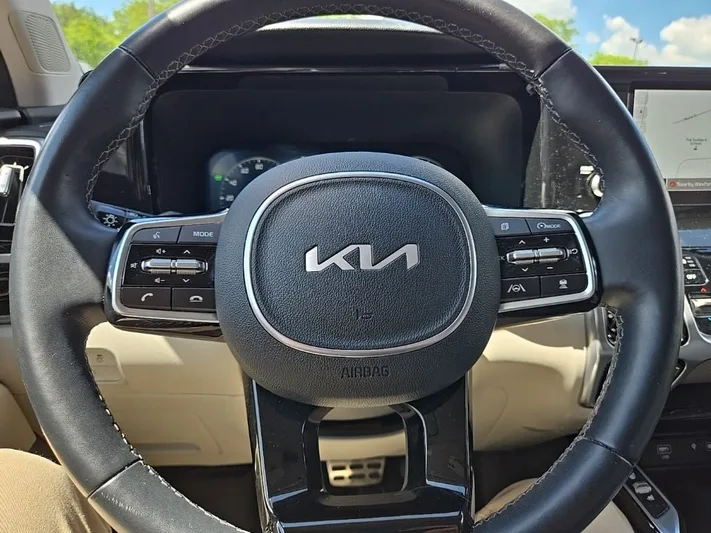 2023 Kia Sorento - view 12