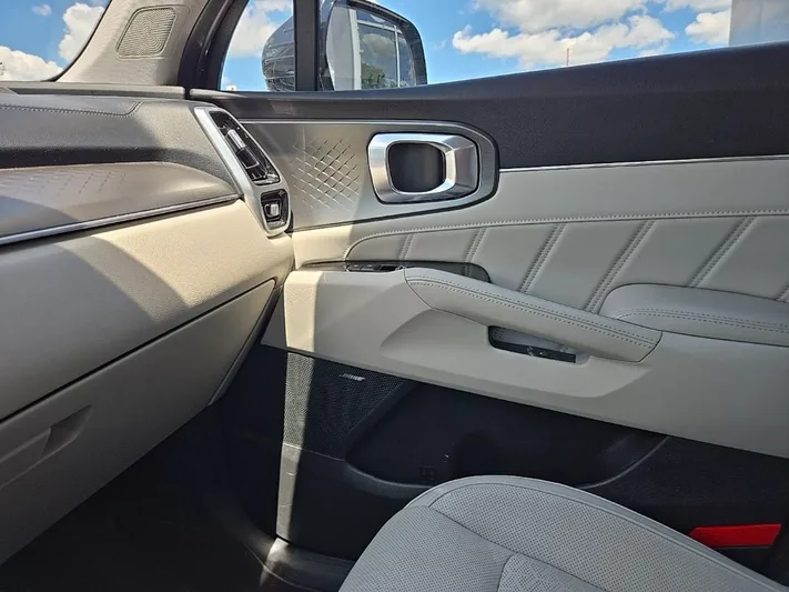 2023 Kia Sorento - view 26