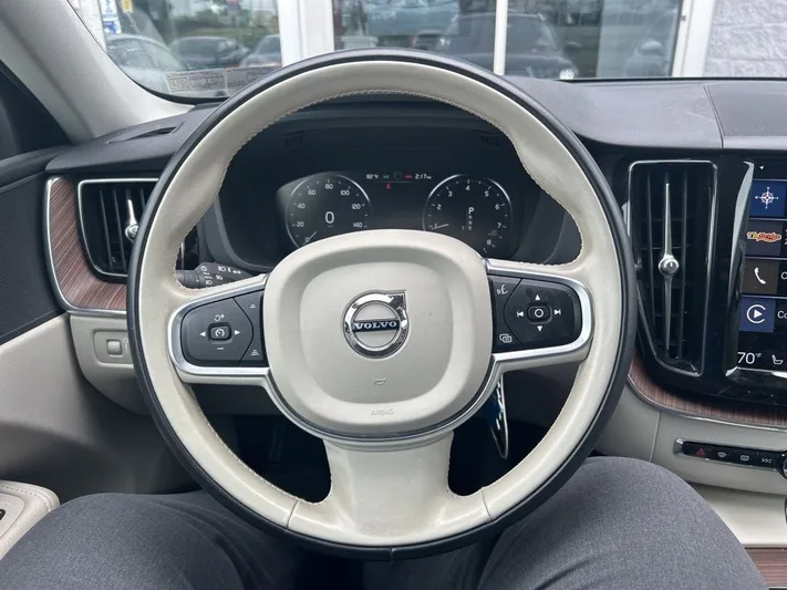2021 Volvo XC60 - view 5