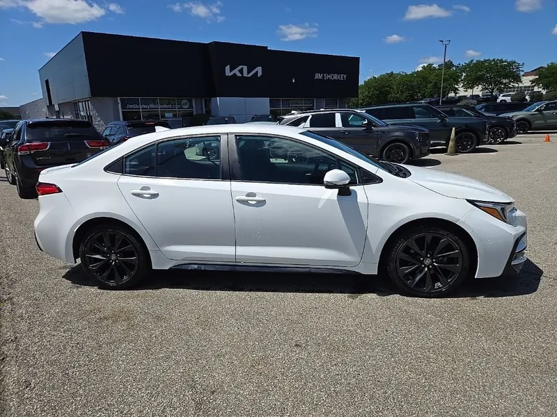 2024 Toyota Corolla SE, photo 2